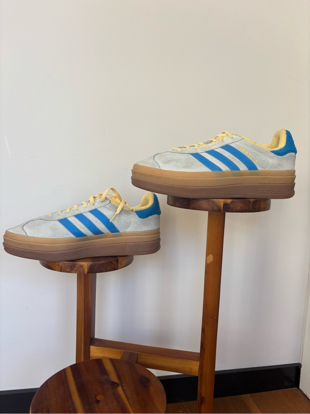 adidas Women's Light Gray Sneakers with Blue Stripes and Gum Sole